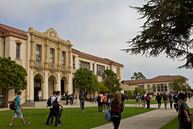 Trường Trung học công lập Santa Barbara Unified School District - Bang California (E)