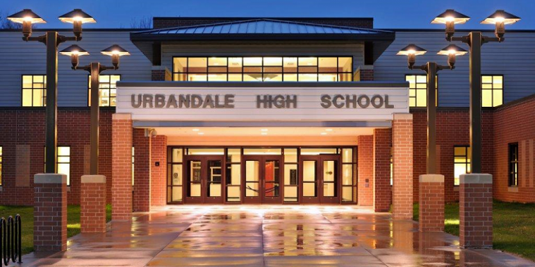 Trường trung học công lập Urbandale High School - bang Iowa (E)