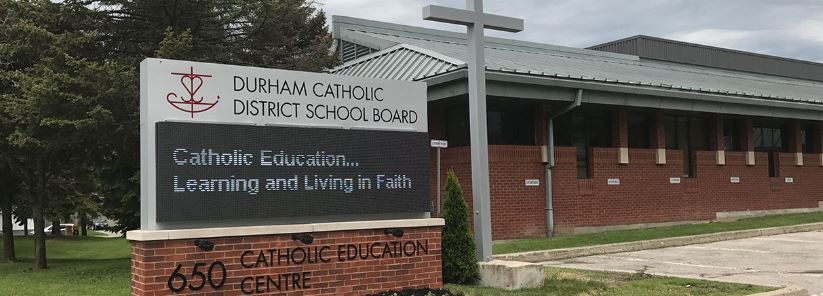 Trường Trung học Durham Catholic District - Oshawa, Ontario